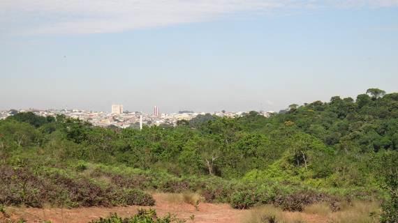 a mirantes, áreas florestais em diferentes estágios de regeneração, córregos e quedas d água.