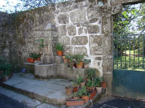 Largo da Botica Oliveirinha Feito em granito aparelhado, adossado a um muro, frontão paralelepipédico central com bica abastecida pela rede pública e tanque de