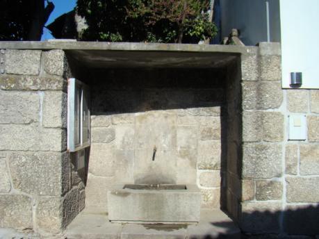 de Vila Meã Largo de S. Domingos Vila Meã Feito em granito aparelhado, com estrutura de cobertura em betão.