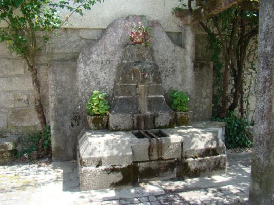 Largo junto ao Pelourinho Oliveira do Conde construído em granito aparelhado, adossado a uma parede de casa de habitação.