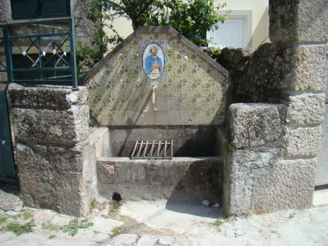 Contígua ao fontanária existe um lavadouro para lavagem da roupa, cuja água é proveniente de uma nascente no local.