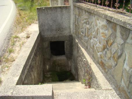 Fonte de Chafurdo Estrada Laceiras-Cabanas de Viriato Laceiras Característica fonte de chafurdo feita em pedra e