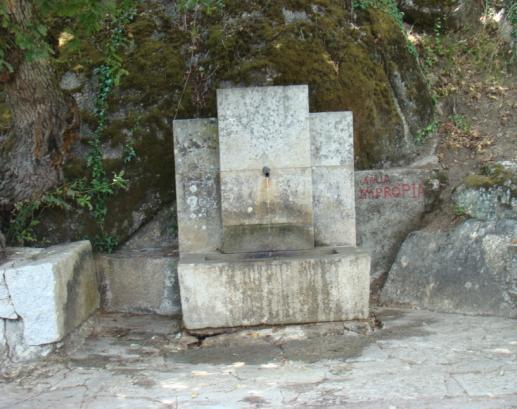 Fonte Bica da Ponte Junto à Ponte Rui Sanches Casal da Torre Feito em granito aparelhado, adossado a um afloramento granítico, frontão paralelepipédico