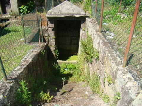 Fontanário Rua Abade Pais Pinto Beijós Construção de linhas baixas e sóbrias, feita de granito e em alvenaria.