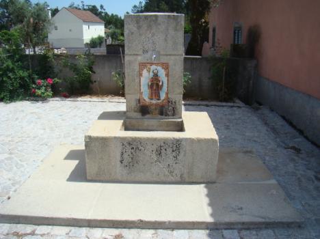 Largo Fernando da Costa Lima Parada Feito em granito aparelhado, adossado a uma parede de habitação.