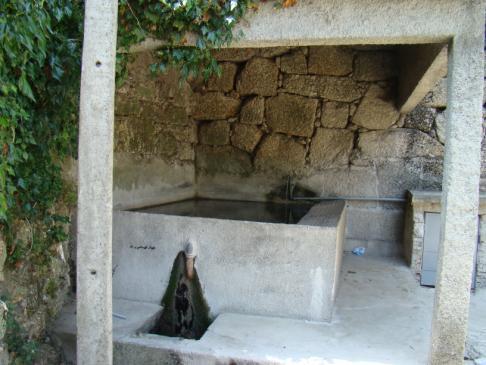 Fonte Rua da Fonte Sobral Construção simples feita em pedra e argamassa e constituída por