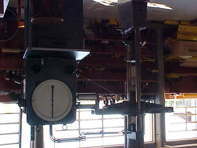 Figura 19 Máquina Universal AMSLER para ensaios mecânicos Utilizaram-se relógios comparadores Mitutoyo com sensibilidade de 0,01mm para os ensaios de compressão normal às fibras e flexão estática, e