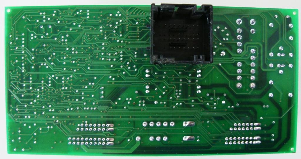 11 Localizando os pontos para soldagem: Identificando a região da placa onde serão soldados os fios.