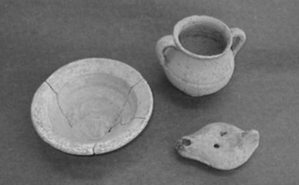 107 Cira-Arqueologia I ATAS MESA REDONDA DE OLISIPO A IERABRIGA Figura 6 Espólio votivo identificado na Sepultura 3 Posteriormente identificaram-se mais duas sepulturas.