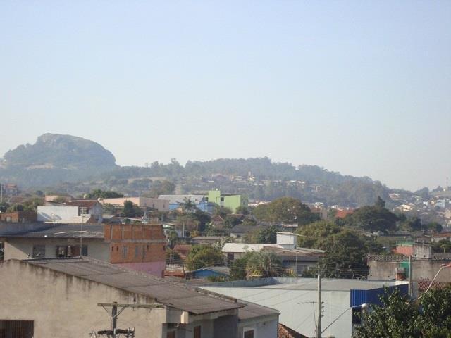 Figura 2 O morro Sapucaia, exemplo do Padrão em Forma de Morros, sendo pressionado pela expansão urbana sobre o relevo. Fotografia: Gonçalves (2013b).