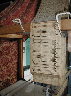 Ancestrais do computador Cartões perfurados Em 1801, Joseph Marie Jacquard inventou um sistema de controle de máquinas de tecelagem baseado em cartões perfurados.