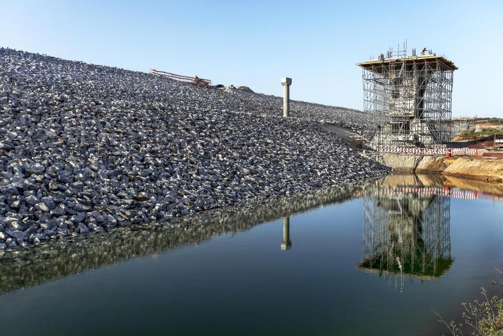 Na barragem dos Caliços concluíram-se os trabalhos de construção dos seus órgãos de segurança e exploração e de instalação dos respetivos equipamentos.