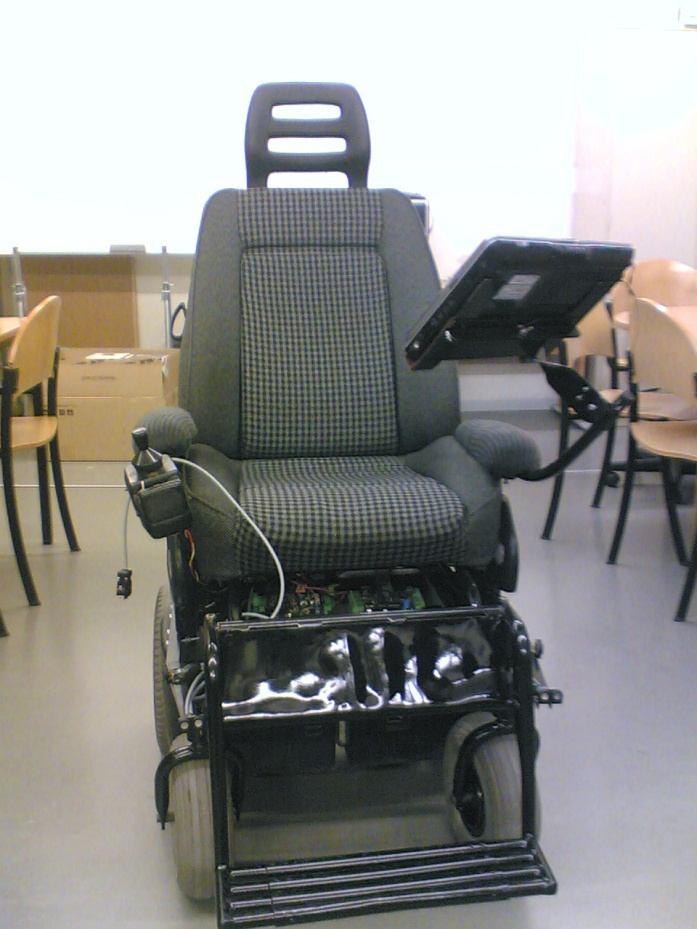 Arquitectura de Hardware Características da cadeira de rodas eléctrica utilizado no protótipo: Modelo Powertec [Sunrise]; Tracção diferencial