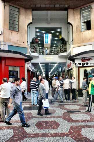 Tais características fazem das galerias comerciais, construções marcantes na imagem do centro de Juiz de Fora, onde os transeuntes se deparam com caminhos surpreendentes, não