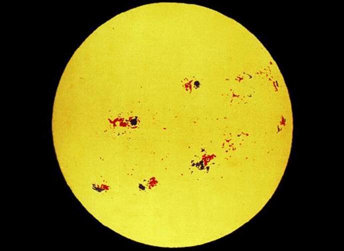 Entretanto, as manchas solares próximas aos polos possuíam um período de rotação maior daquelas que estavam sobre o equador. Assim, ele também concluiu que o Sol não era um corpo rígido.