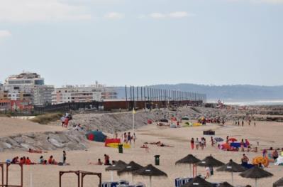 Constitui ainda um ponto de lazer para moradores e turistas durante todo o ano. a) b) c) Figura 4 a) Localização do caso de estudo, da boia ondógrafo da APL e da praia de São João da Caparica.