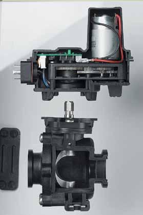 A vazão é de 379 l/min (100 GPM), com queda de pressão de 0,34 (5 PSI), 534 l/min (141 GPM), com queda de pressão de 0,69 (10 PSI). Pressão nominal máxima de 10 (150 PSI).