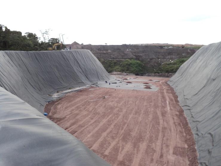 instalada nos taludes e início da impermeabilização da base da Célula 5 da