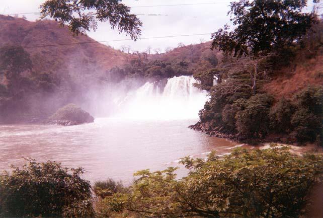 m 3 /s, queda= 63 m), no rio Queve, na província do Kwanza Sul, que tem como objectivo o abastecimento de energia eléctrica às cidades do Sumbe e Porto Amboim.