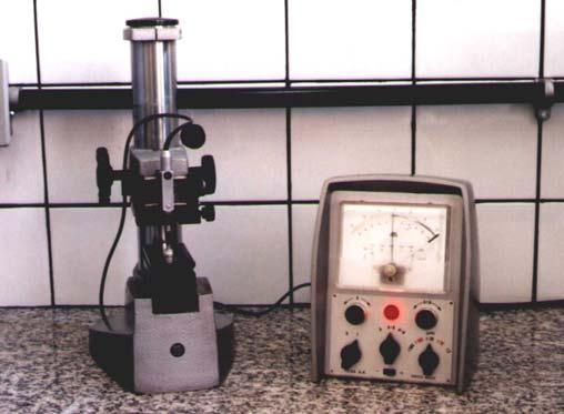 Material e método 95 FIGURA 2 Dispositivo para medida da contração de polimerização Durante os 60 segundos de fotopolimerização, o valor da contração linear era monitorado e a contração final