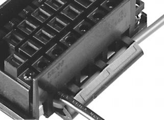 5 Instalação elétrica Conexão do motor Retificador de freio BSR preparação do jumper variável Para operação Õ: No lado Õ da ligação de jumper variável, cortar no sentido horizontal somente o pino