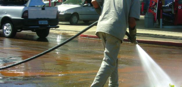 Restos de madeira, asfaltos, pedra etc. devem ser removidos para bota-fora conveniente (aterros específicos).