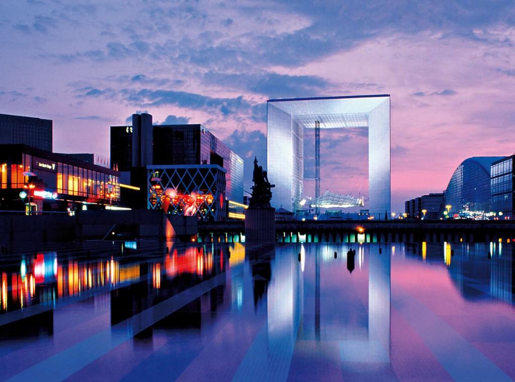 Localizado no eixo histórico que se estende do Museu do Louvre até à ponte de Neuilly, passando pela Champs-Élysées e o Arco do Triunfo, o Grande Arco de la Défense foi criado por Otto von