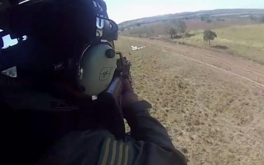 Aeronave foi interceptada pela FAB e desobedeceu ordem de pouso em aeródromo (Foto PM GO) Com isso, o avião da FAB executou um tiro de aviso para fazer a aeronave cumprir as ordens.