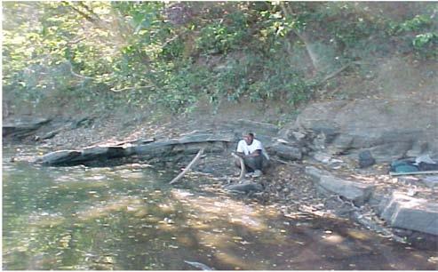 Contudo, cianita também cresce de maneira estática relacionada aos processos hidrotermais tardios (Dantas et al. 2007).