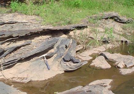 As rochas que ocorrem na escama A, localizada a sudeste de Santa Terezinha de Goiás, incluem predominantemente rochas metavulcânicas, variando de anfibolitos finos, epidoto anfibolitos,