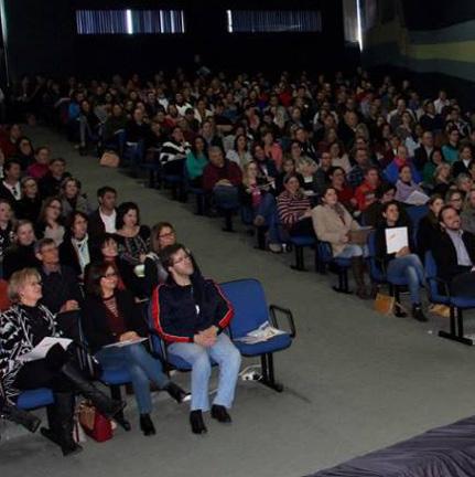 legado, beneficiando 4.859. As de voluntariado têm contribuído para reconhecer a relevância da atuação do Movimento Santa Catarina pela Educação na região.