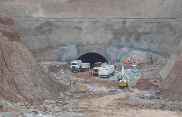 concreto na ombreira direita. No Dique, continua em execução o aterro.