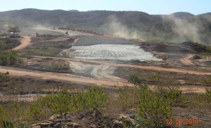 Em andamento o aterro, transição e enrocamento.