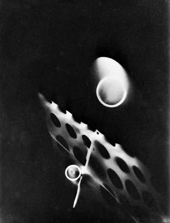 momento, do Futurismo ao Dadaísmo, passando pelo Construtivismo de seu amigo El Lissitzky. Começou o seu percurso artístico aderindo ao Construtivismo.