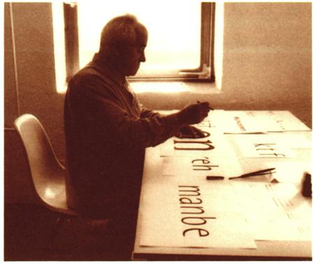 Otl Aicher (1922-1991) No ano de 1972, Aicher retirou- se para viver e trabalhar na tranquila aldeia de Rotis, no Allgäu. Em 1984 abriu o Rotis Institut für analoge Studien.