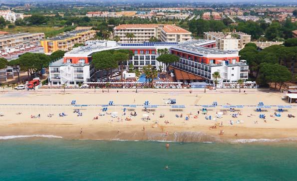 Avda. Diputación, 70. CAMBRILS ituado em frente à praia, a apenas cinco minutos do parque temático Port Aventura e perfeitamente comunicado com ou centro urbano.