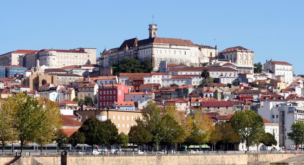 10 PORTO ALGARVE Esta é uma estrutura especializada, que atua de forma articulada e integrada particularmente com os escritórios de Lisboa e Coimbra, em matérias de contencioso geral e de recuperação