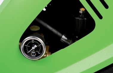 Modelo Controlo remoto Pressão (bar) Débito (l/h) Voltagem (Ph-V-Hz) Potência absorvida (kw) Motor (Hp) RPM Depósito detergente (l) Peso (Kg)