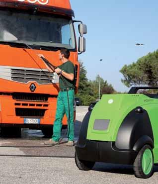 Depósitos de detergente e combustível de 20 litros. Com tampas para esvaziar e limpar. Dispositivo amaciador de água com bomba controlada por circuito.