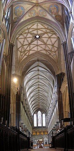 Nas igrejas medievais já há construções com uso de materiais reflexivos, como a madeira e a alvenaria, proporcionando ambientes com grande sobreposição sonora.