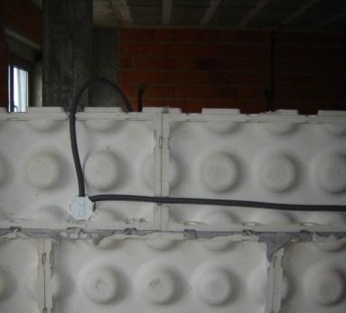 O posicionamento do tubo relativo à instalação de aquecimento de diâmetro de aproximadamente 40mm leva à necessidade de retirar material da parte interior do bloco, na zona das almofadas pra o