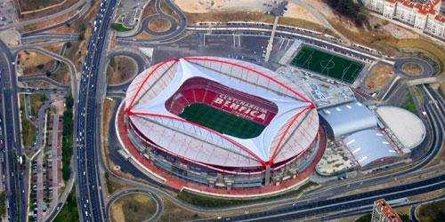 Aprendendo com o mundo O passeio ao Estádio da Luz, sede do Benfica, começa na exposição Um século de futebol do Benfica e segue por: Benfica TV, no segundo andar do estádio, tribuna presidencial,