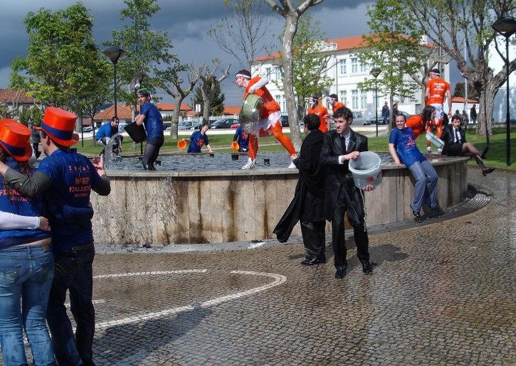 Banhos de água Alunos de Gestão e Público no Largo da Igreja onde conforme a obrigatoriedade impera, pararam na tribuna de honra, composta por honrosos elementos ligados ao ISPAB, para as habituais