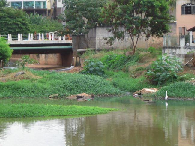 aos tanques-rede, pois são necessários barcos/canoas, passarelas ou balsas para locomoção e chegada dos insumos ao local.