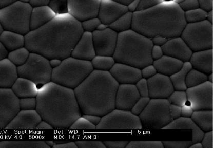 Figura 21. Micrografias obtidas em microscópio eletrônico de varredura das amostras: (superior) 1, (centro) 2,5 e (inferior) 5% mol de TiO 2 sinterizadas a 1500ºC por 3 h.
