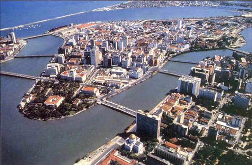 Geografia URBANIZAÇÃO EM PERNAMBUCO Conhecida como a Veneza brasileira, a cidade de Recife foi estabelecida em um grande delta formado pelos rios Capibaribe, Beberibe, Jiquiá, Tejipió e Jaboatão.