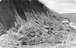 jpg Explique por que ocorreu o desbarrancamento ou desmoronamento das margens das encostas, segundo o que registra as fotografias. QUESTÃO 7. (UFJF 2011- Adaptada) Leia o texto a seguir.