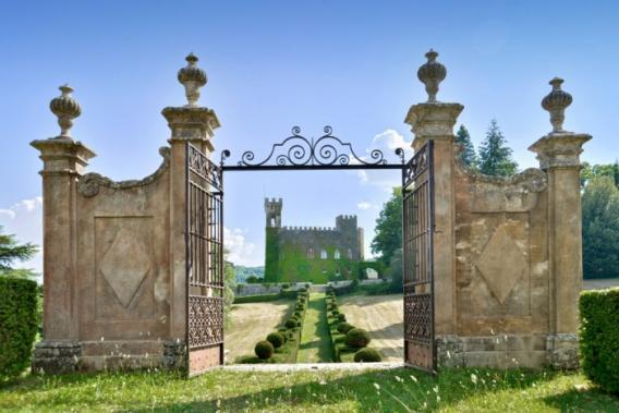 O cenário contempla a linda Capela do século XVI ao pé do castelo, também um belo jardim Italiano, uma casa de pedra onde é possível receber jantares e