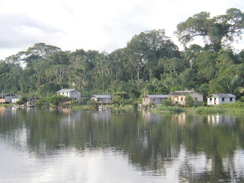 Figura 2 - Comunidade Timbó, região Amazônica, CENBIO (2002).