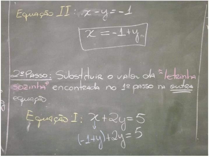 146 O professor-pesquisador sugeriu aos estudantes a escolha de uma das equações que eles julgassem mais simples para isolar uma das incógnitas.